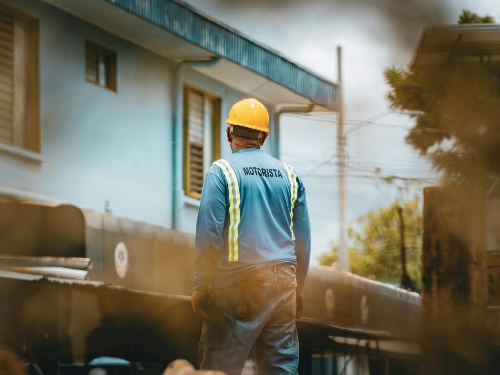 A construction worker in San José wearing safety gear, captured on a sunny day.